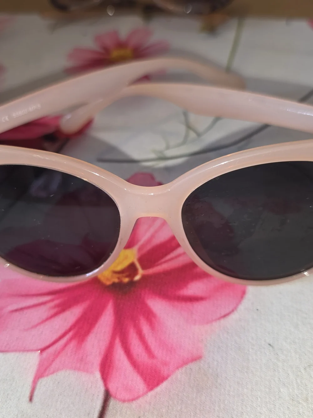 Pink Women's Fashion Sunglasses - Stylish Cat-Eye Shades
